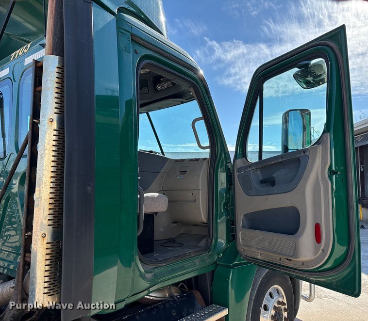 image for item FG1018 2017 Freightliner Cascadia 125 semi truck