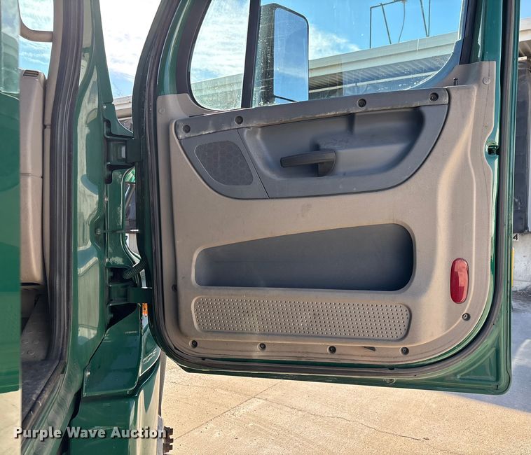 image for item FG1018 2017 Freightliner Cascadia 125 semi truck