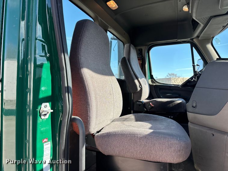 image for item FG1018 2017 Freightliner Cascadia 125 semi truck