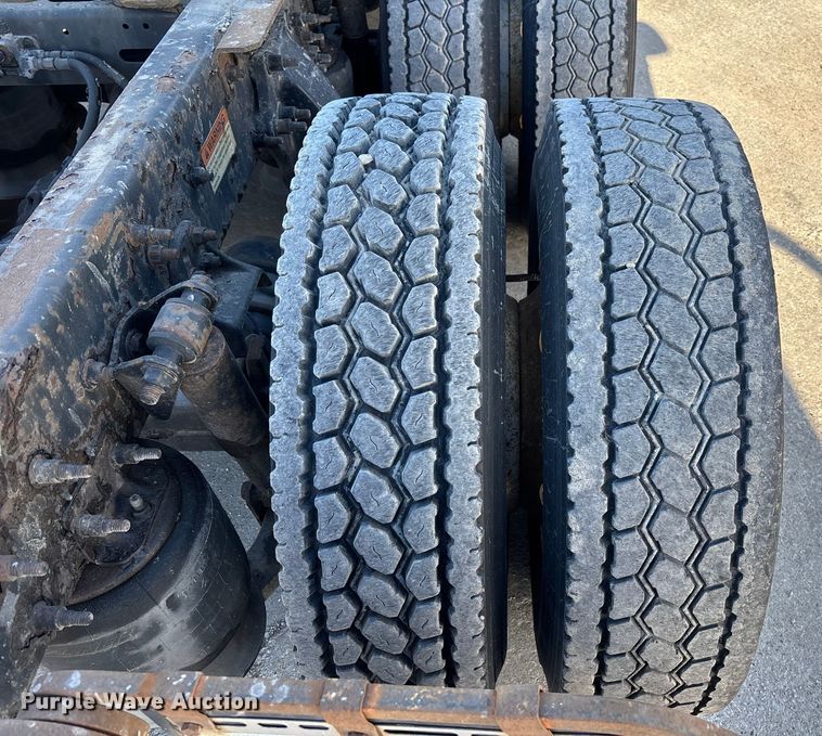 image for item FG1018 2017 Freightliner Cascadia 125 semi truck