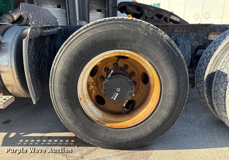 image for item FG1018 2017 Freightliner Cascadia 125 semi truck