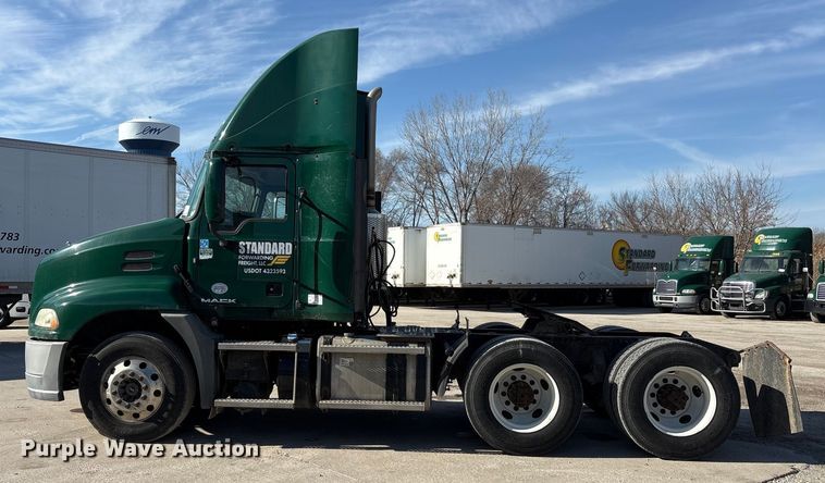 image for item FG1019 2016 Mack CXU613 semi truck