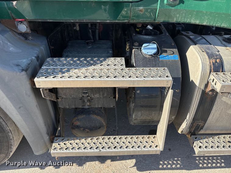 image for item FG1019 2016 Mack CXU613 semi truck