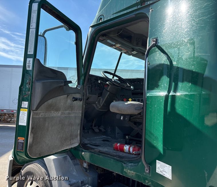 image for item FG1019 2016 Mack CXU613 semi truck