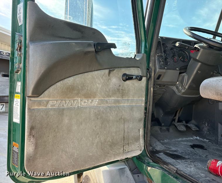 image for item FG1019 2016 Mack CXU613 semi truck