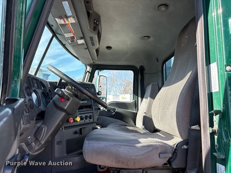 image for item FG1019 2016 Mack CXU613 semi truck