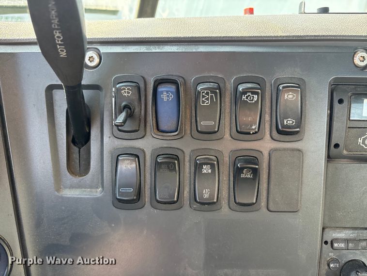 image for item FG1019 2016 Mack CXU613 semi truck