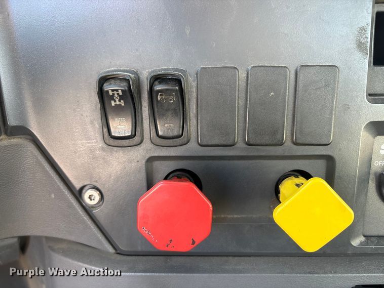 image for item FG1019 2016 Mack CXU613 semi truck