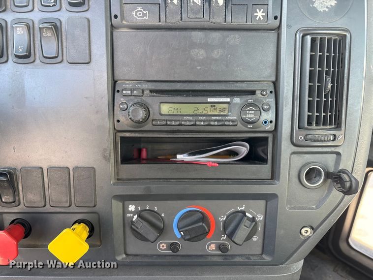 image for item FG1019 2016 Mack CXU613 semi truck