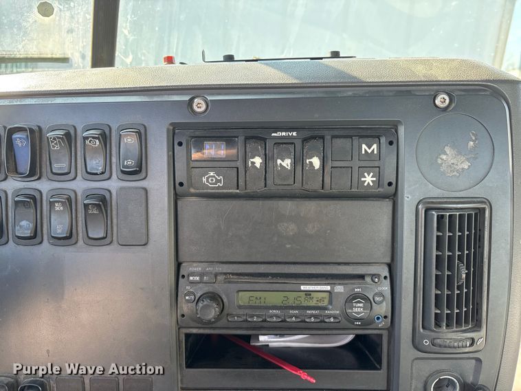 image for item FG1019 2016 Mack CXU613 semi truck