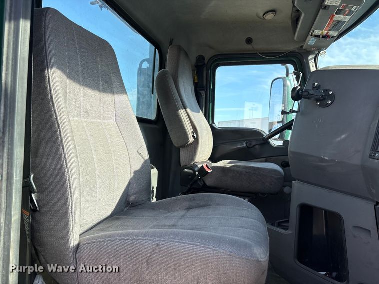 image for item FG1019 2016 Mack CXU613 semi truck