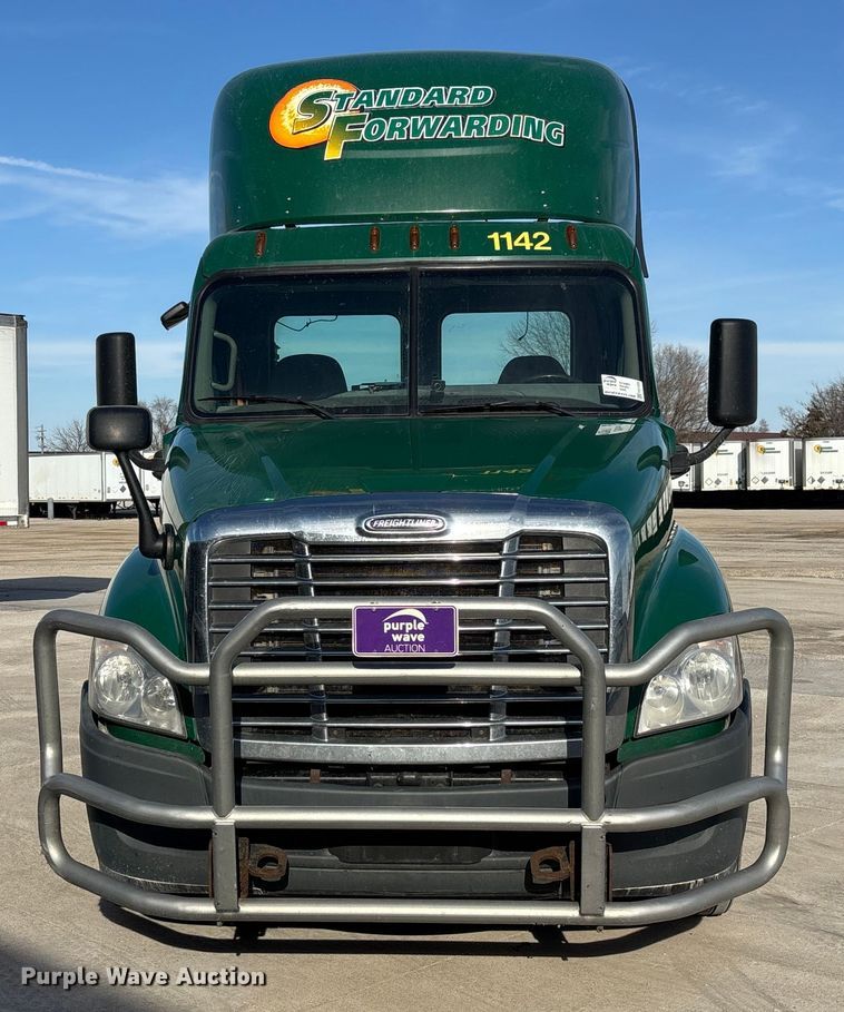 image for item FG1020 2017 Freightliner Cascadia 125 semi truck