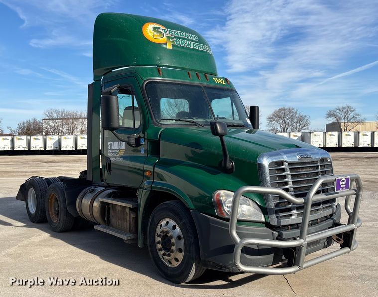 image for item FG1020 2017 Freightliner Cascadia 125 semi truck