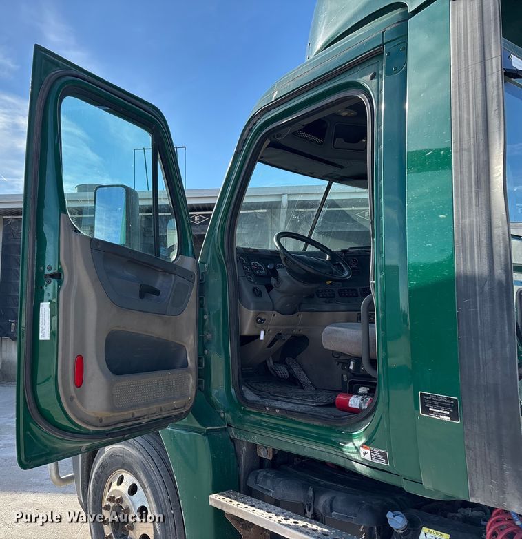 image for item FG1020 2017 Freightliner Cascadia 125 semi truck