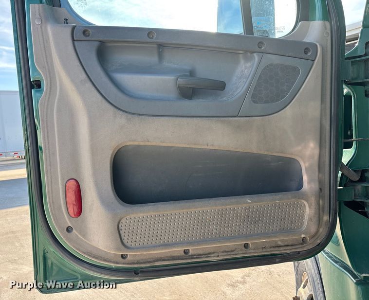 image for item FG1020 2017 Freightliner Cascadia 125 semi truck