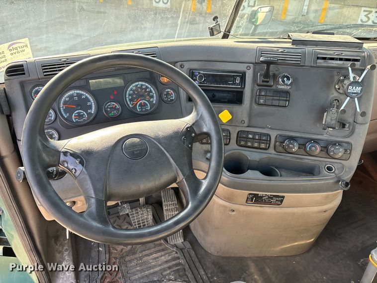 image for item FG1020 2017 Freightliner Cascadia 125 semi truck