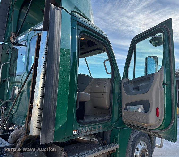 image for item FG1020 2017 Freightliner Cascadia 125 semi truck