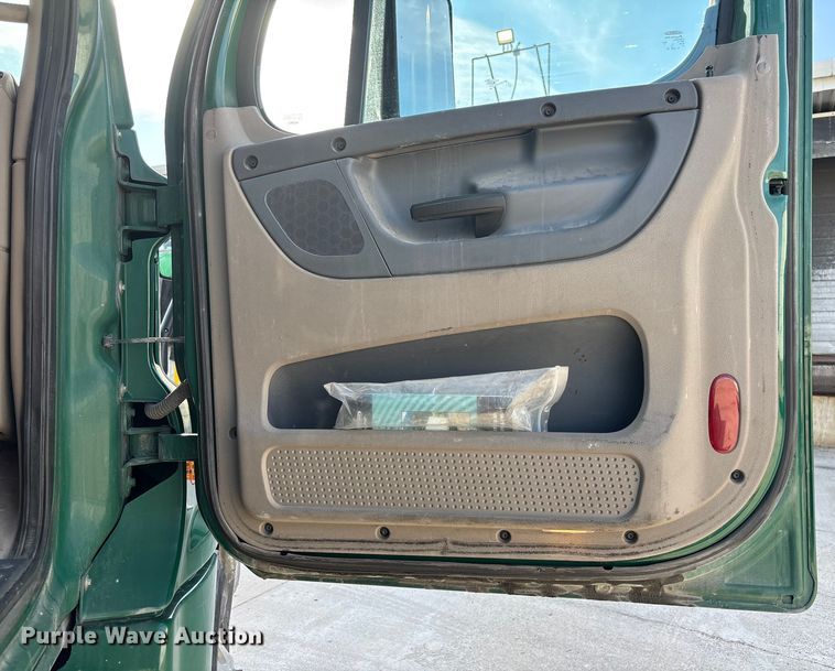 image for item FG1020 2017 Freightliner Cascadia 125 semi truck