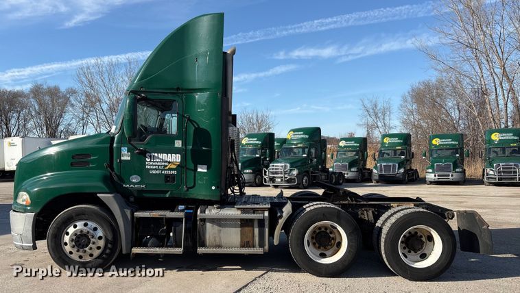 image for item FG1021 2016 Mack CXU613 semi truck