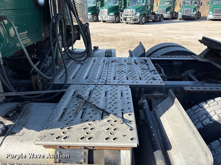 image for item FG1021 2016 Mack CXU613 semi truck