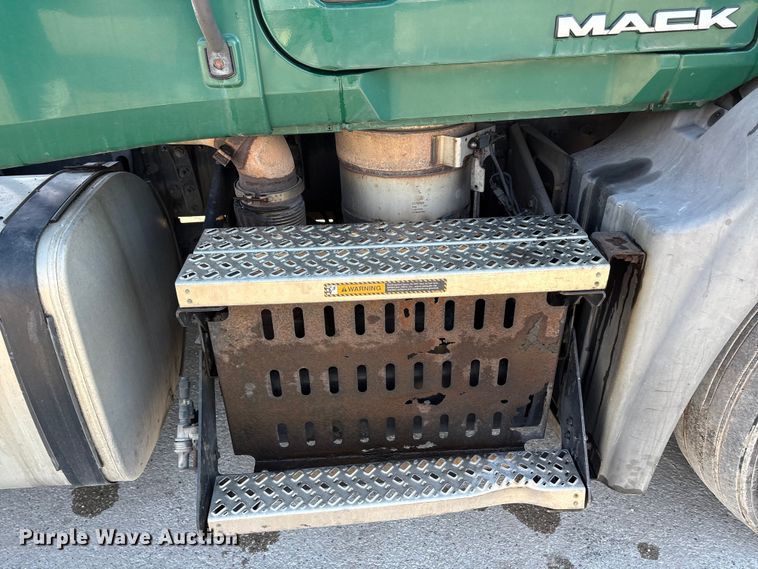 image for item FG1021 2016 Mack CXU613 semi truck