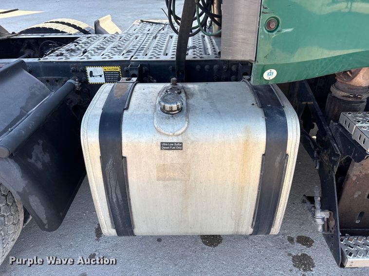 image for item FG1021 2016 Mack CXU613 semi truck