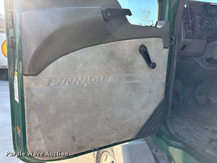 image for item FG1021 2016 Mack CXU613 semi truck