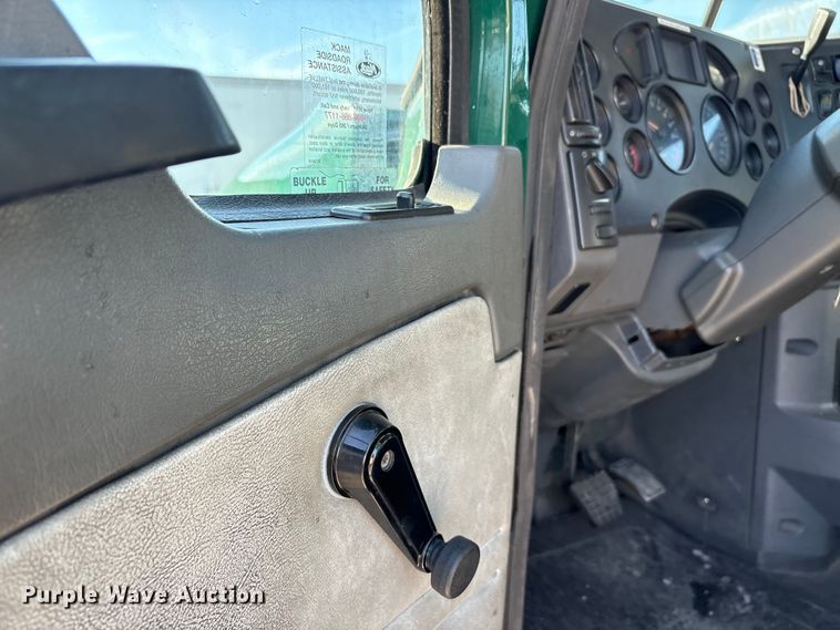 image for item FG1021 2016 Mack CXU613 semi truck