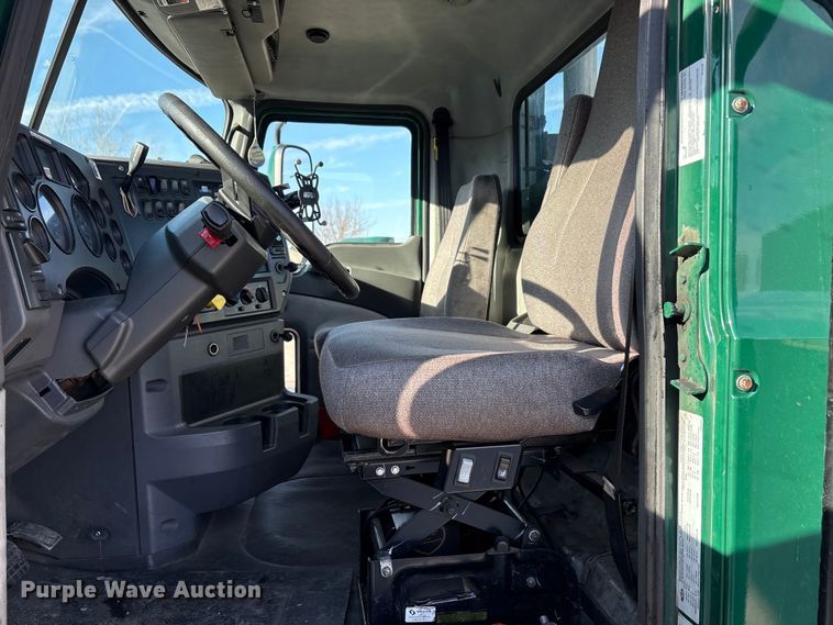 image for item FG1021 2016 Mack CXU613 semi truck