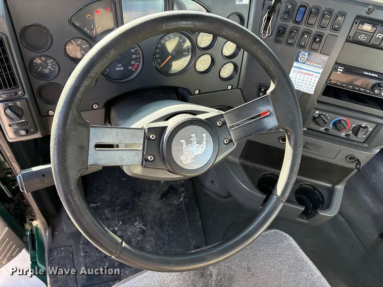 image for item FG1021 2016 Mack CXU613 semi truck