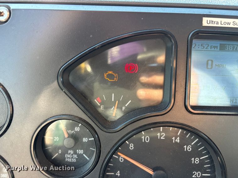 image for item FG1021 2016 Mack CXU613 semi truck