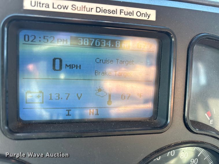 image for item FG1021 2016 Mack CXU613 semi truck