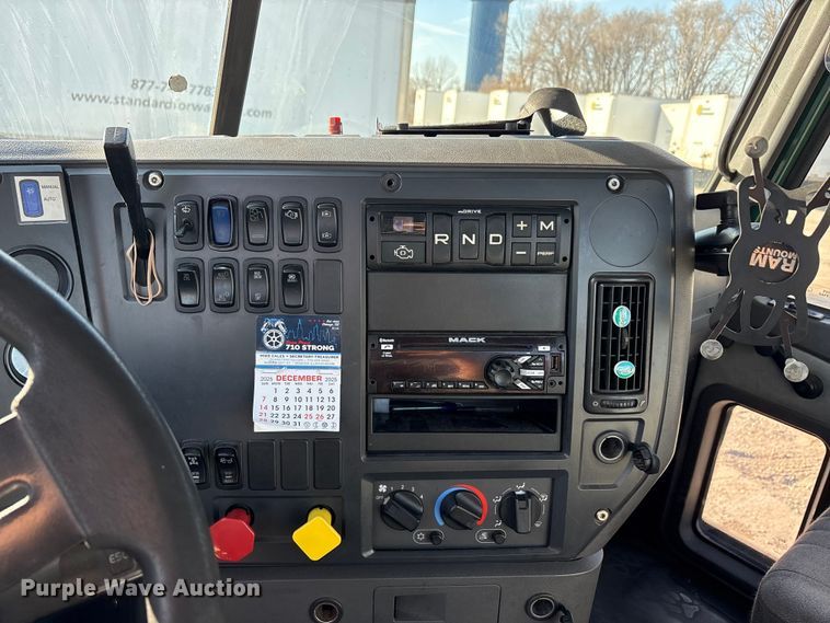 image for item FG1021 2016 Mack CXU613 semi truck