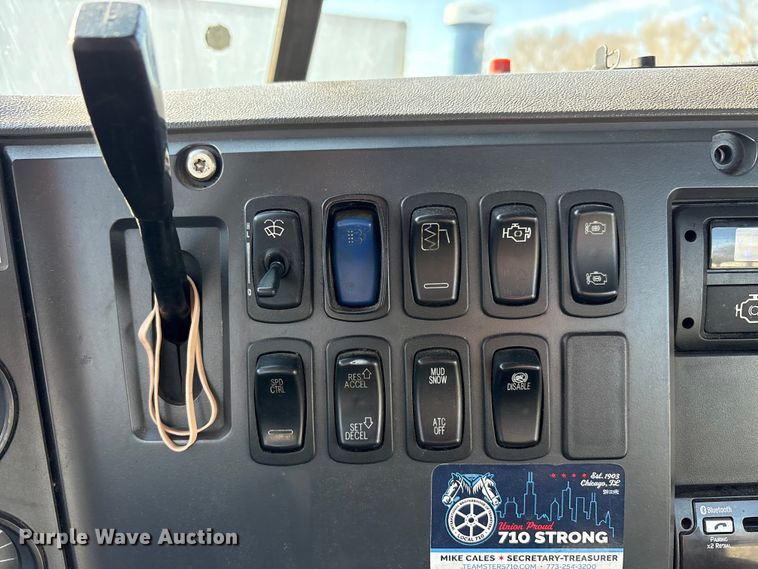 image for item FG1021 2016 Mack CXU613 semi truck