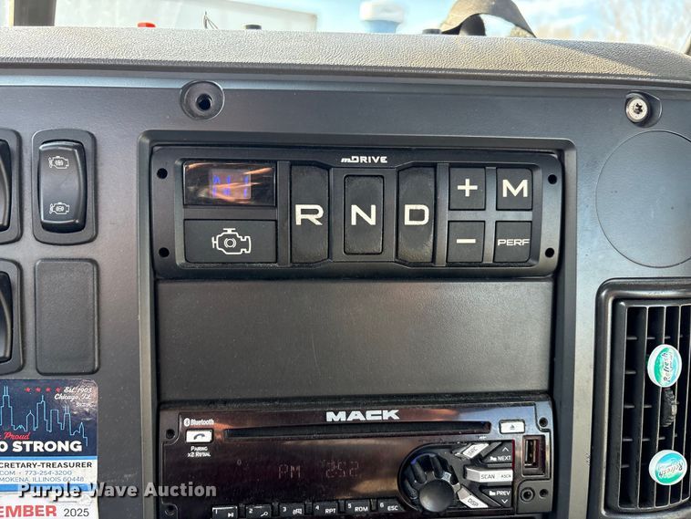 image for item FG1021 2016 Mack CXU613 semi truck