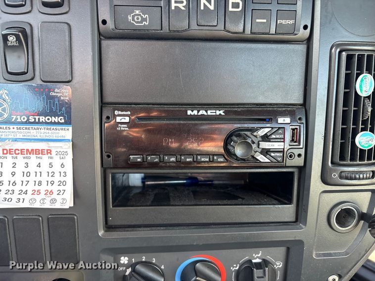 image for item FG1021 2016 Mack CXU613 semi truck