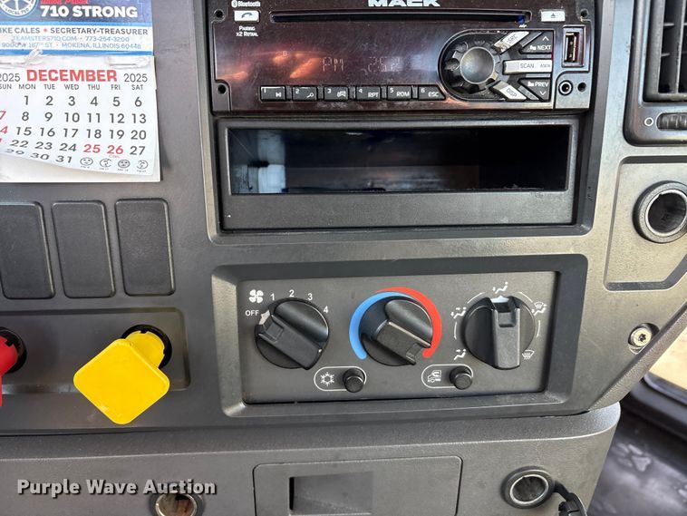 image for item FG1021 2016 Mack CXU613 semi truck