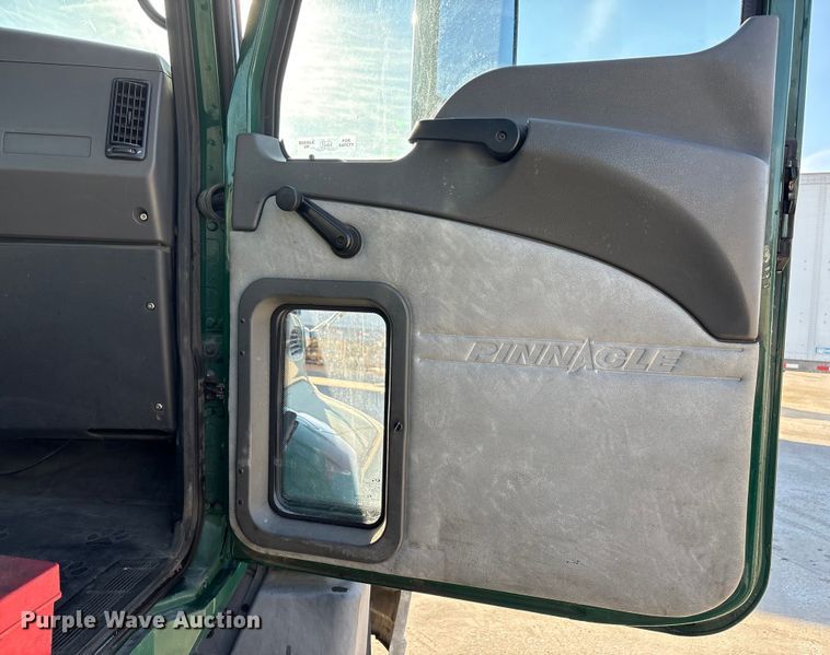 image for item FG1021 2016 Mack CXU613 semi truck