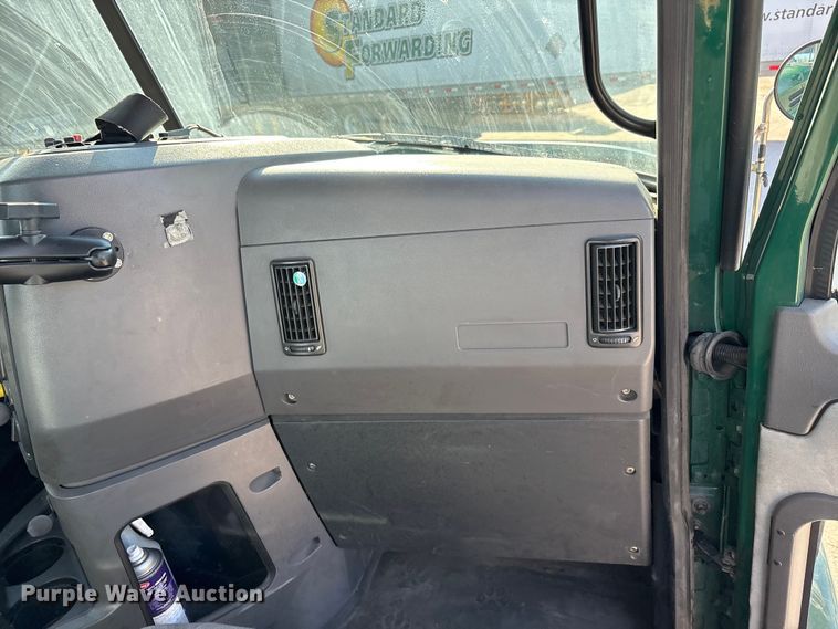 image for item FG1021 2016 Mack CXU613 semi truck