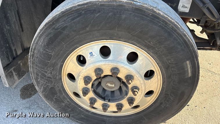 image for item FG1021 2016 Mack CXU613 semi truck