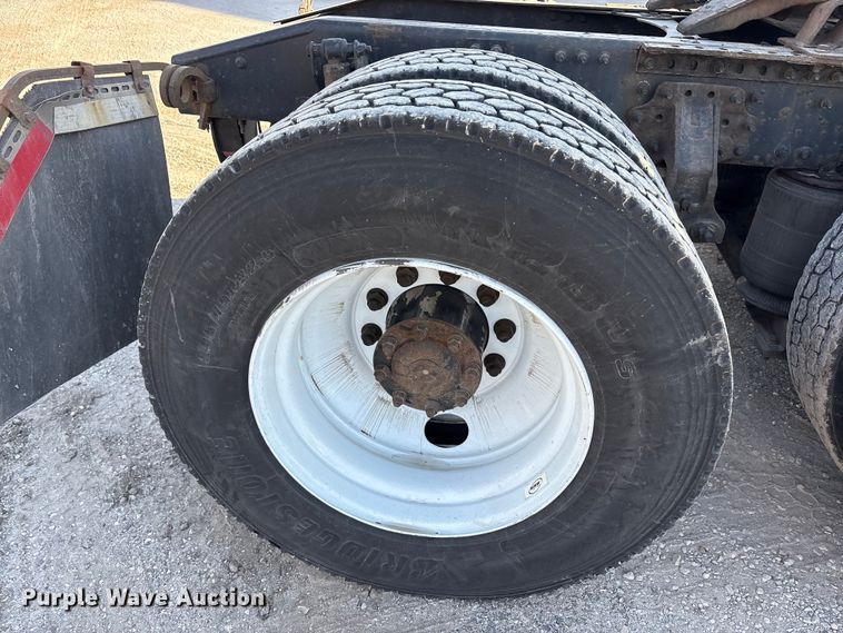 image for item FG1021 2016 Mack CXU613 semi truck