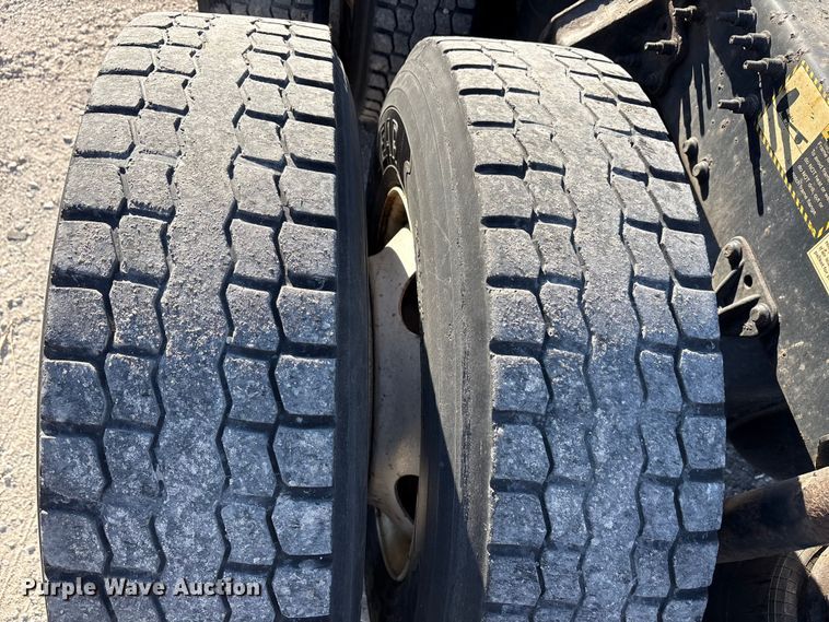 image for item FG1021 2016 Mack CXU613 semi truck