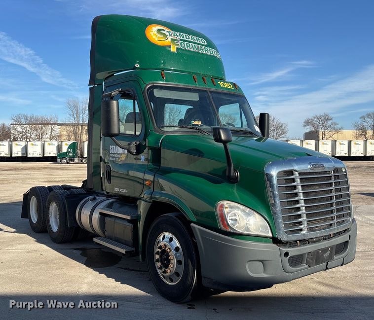 image for item FG1022 2017 Freightliner Cascadia 125 semi truck