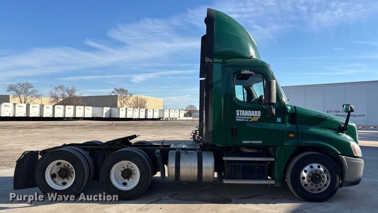 image for item FG1022 2017 Freightliner Cascadia 125 semi truck