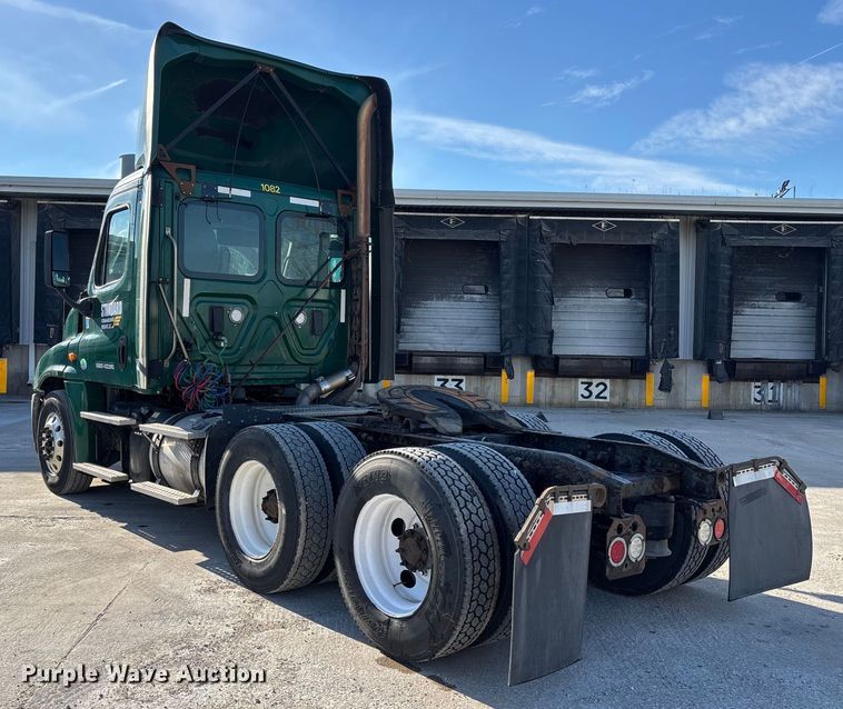 image for item FG1022 2017 Freightliner Cascadia 125 semi truck