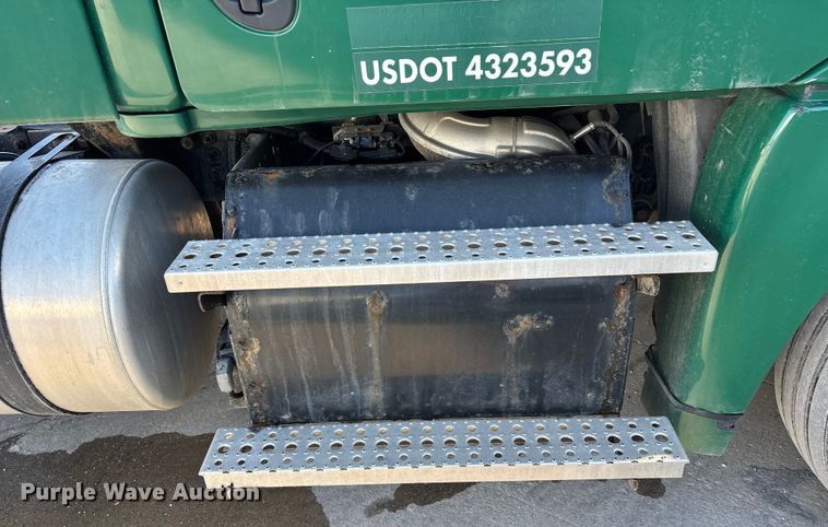 image for item FG1022 2017 Freightliner Cascadia 125 semi truck