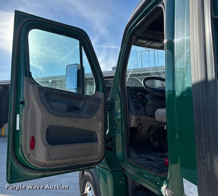 image for item FG1022 2017 Freightliner Cascadia 125 semi truck