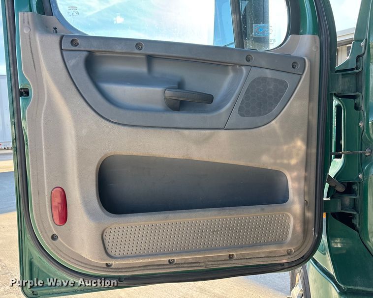 image for item FG1022 2017 Freightliner Cascadia 125 semi truck