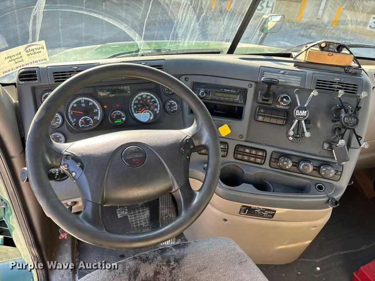 image for item FG1022 2017 Freightliner Cascadia 125 semi truck