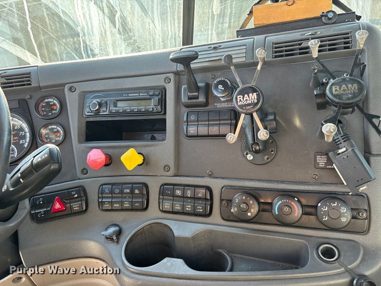 image for item FG1022 2017 Freightliner Cascadia 125 semi truck